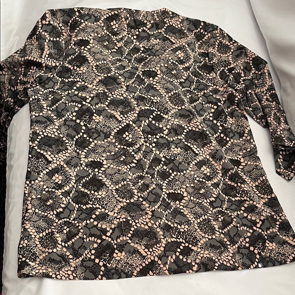 Bobeau SNAKE SKIN PRINT  Blouse - Picture 8 of 13